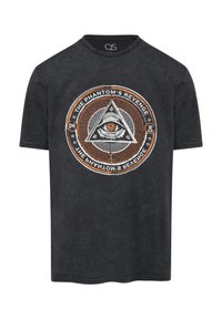 Zwarte katoenen t-shirt met een cirkelvormige grafische afbeelding van een oog en driehoekontwerp, versierd met oranje en witte details.