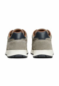 Szare zamszowe sneakersy z granatowymi akcentami, wyściełanym tyłem i kremową gumową podeszwą. Posiadają teksturowany materiał oraz detal z logo na pięcie.