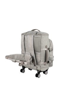 Grauer Rucksack mit Rollen, verstellbaren Riemen, Netzeinsätzen und Seitentaschen. Strukturiertes Gewebe mit festem Design und robusten Beschlägen.