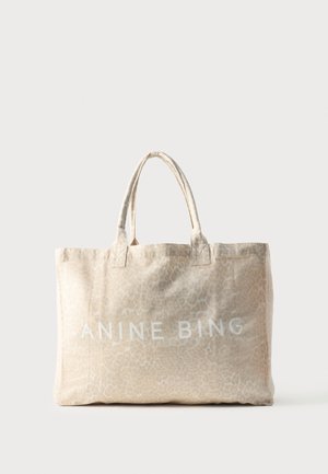 Sac fourre-tout beige avec un imprimé léopard subtil, deux anses et "ANINE BING" imprimé en blanc sur le devant.