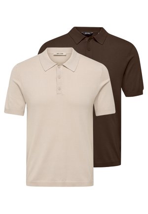 To korteærmede poloer, den ene beige foran og den anden mørkebrun bagved, begge med tre-knaps stolpelukninger og kraver.