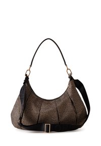 Borsa hobo con un esterno marrone testurizzato caratterizzato da un motivo maculato, hardware dorato e una vasta tracolla nera regolabile con una fibbia.
