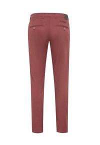 Pantalon homme slim couleur rouge discret avec deux poches arrière à boutons et une petite poche zippée sur le côté droit.