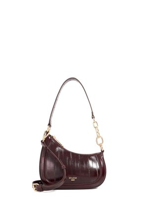Bordeaux handtas met een gebogen silhouet, glanzende krokodillenstructuur, gouden hardware accenten en een afneembare schouderband.