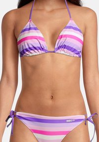 Ensemble de bikini rayé violet et rose avec un haut triangulaire et un bas à nouer sur les côtés. Le tissu semble lisse et extensible, avec des détails froncés.