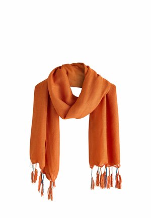 Oranžinė austinė skara su kutais oranžinės, baltos ir mėlynos spalvos siūlais, pateikta ant balto fono.