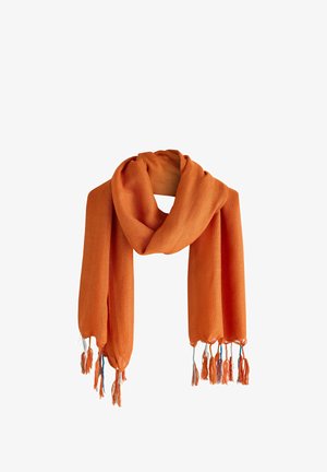 Oranje geweven sjaal met franjes aan de uiteinden in oranje, wit en blauwe draden, weergegeven tegen een witte achtergrond.