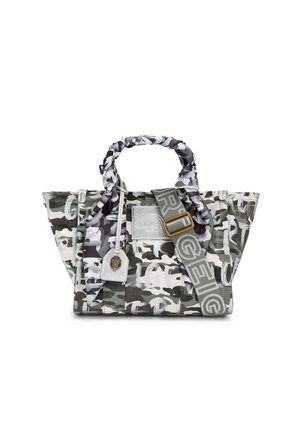 Bolsa tote con estampado de camuflaje, asas de tela retorcidas, correa ancha desmontable con hebilla grande y una pequeña etiqueta colgante con un adorno metálico.
