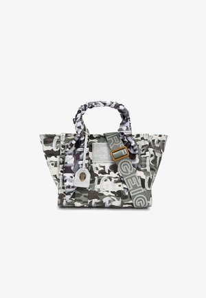 Bolsa tote con estampado de camuflaje, asas de tela retorcidas, correa ancha desmontable con hebilla grande y una pequeña etiqueta colgante con un adorno metálico.