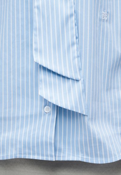 Φωτεινό γαλάζιο πουκάμισο με κάθετες λευκές ρίγες, με μπροστινή πιέτα και εμφανές κουμπί κοντά στο κάτω στρίφωμα.