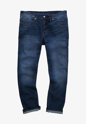 Donkerblauwe denim jeans met een recht model, vijf zakken, knoop- en ritssluiting, en opgerolde manchetten. Gladde textuur en minimale vervaging.
