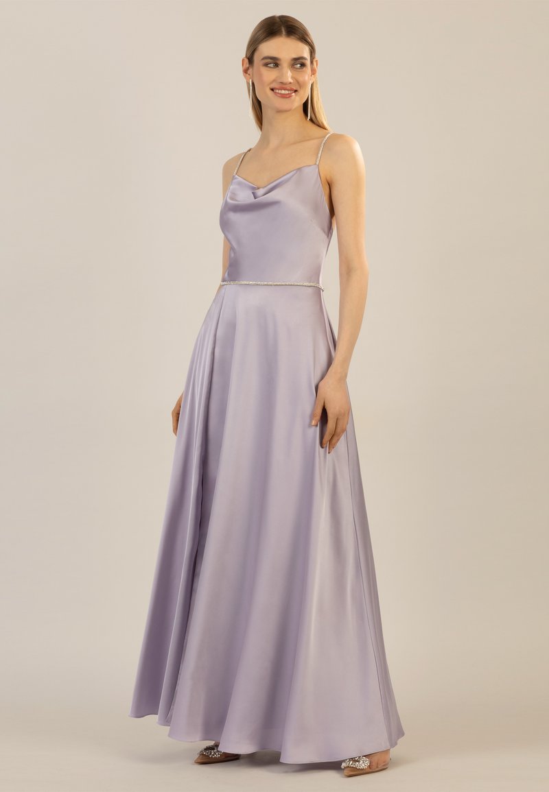 Lavendel Satin-Abendkleid mit Cowl-Ausschnitt, Spaghettiträgern und einem bestickten Gürtel. Fließt elegant bis zum Boden.