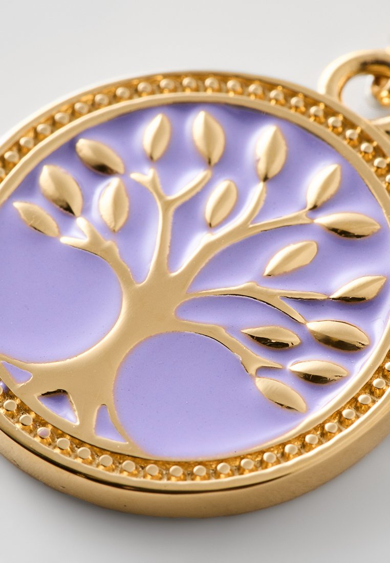 Goldener Lebensbaum-Anhänger mit einem lavendelfarbenen Emaille-Hintergrund, kreisförmigem Design und strukturiertem Rand mit kleinen Perlen.