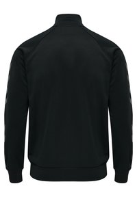 Svart sportjacka med hög krage, långa ärmar och en strömlinjeformad design. Har reflekterande detaljer längs ärmarna.