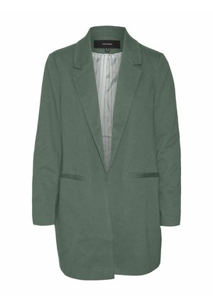 Blazer verde hecho de tejido suave, con solapa en pico, mangas largas, dos bolsillos frontales y un forro interior a rayas.