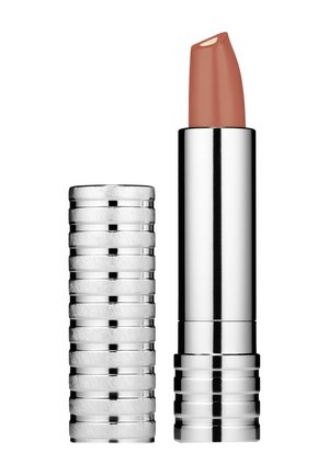 Lippenstift in einer silbernen Metalltube mit einer abgerundeten Spitze. Die Tube hat ein gerilltes Muster, und die Lippenstiftfarbe ist ein sanfter Nude-Ton.