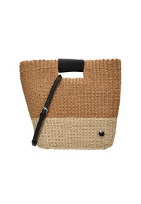 Bolso de paja tejido con secciones en marrón y beige, asa superior negra y correa de hombro desmontable. Forma redondeada con variaciones de textura.