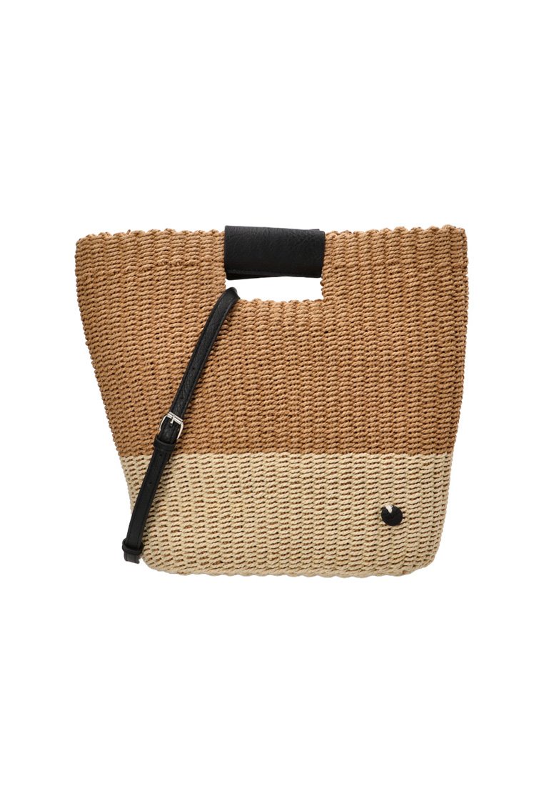 Bolso de paja tejido con secciones en marrón y beige, asa superior negra y correa de hombro desmontable. Forma redondeada con variaciones de textura.