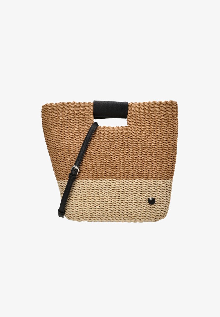 Bolso de paja tejido con secciones en marrón y beige, asa superior negra y correa de hombro desmontable. Forma redondeada con variaciones de textura.