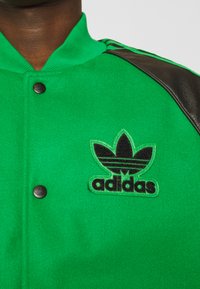 adidas Originals SST VARSITY - Bomber-jakk - green/black