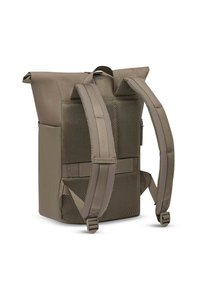 Rolltop-Rucksack in olivgrün. Hergestellt aus strapazierfähigem Material mit Netzeinsätzen. Verfügt über gepolsterte Schulterträger und verstellbare Schnallen.