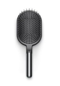Rechthoekige zwarte haarborstel met een glad handvat, voorzien van gelijkmatig verdeelde metalen haren en een textuurrijk oppervlak voor betere grip.