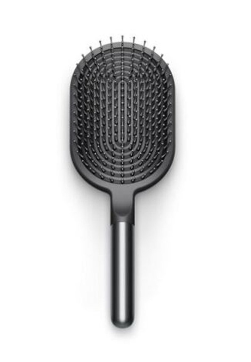 Rechthoekige zwarte haarborstel met een glad handvat, voorzien van gelijkmatig verdeelde metalen haren en een textuurrijk oppervlak voor betere grip.