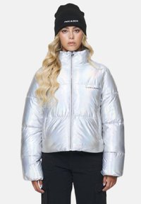 Irideszente Pufferjacke mit hohem Kragen und Reißverschluss. Verfügt über ein kurzes Design und eine gesteppte Textur, kombiniert mit einer schwarzen Mütze.