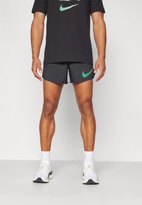 Nike Performance KIPCHOGE - Športové šortky - black/stadium green