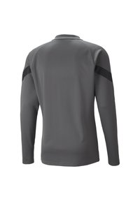 Pitkähihainen paita harmaana, valmistettu teksturoidusta kankaasta. Ominaisuuksiin kuuluu hienovarainen musta korostus olkapäillä ja kaulussuunnittelu.