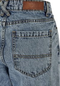 Thumbnail Image 10