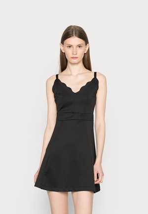 Vestido preto feito de tecido suave, com decote em onda, alças finas, corpete ajustado e saia rodada. Design simples e elegante.