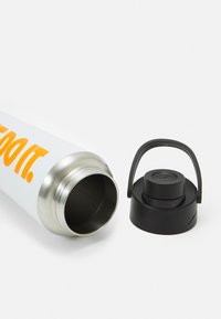 Nike Performance RECHARGE CHUG BOTTLE UNISEX 709ML  - Juomapullo - white/black/total orange