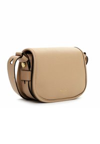 Beež nahast õlaline kott kaarekujulise disainiga, mustade äärte ja reguleeritava rihmaga. Esiküljel on kuldne brändi logo.