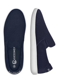 Granatowe buty wsuwane z teksturowanej siateczki i białą gumową podeszwą. Posiadają markową wkładkę i akcenty po bokach. Casualowy design ułatwiający zakładanie.