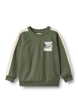 Sweat-shirt vert olive avec des rayures crème sur les manches, poignets et ourlet côtelés, et un petit motif graphique d'une voiture avec des arbres et le mot « WHEAT » sur la poitrine.