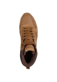Zapatilla de cuero marrón con un revestimiento de ante texturizado, puntera perforada y cordones marrones. Cuenta con un interior acolchado y una suela de goma blanca.