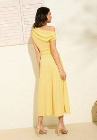 Friends Like These REGULAR FIT - OFF THE SHOULDER SCUBA MIDI  - Freizeitkleid - pale yellow