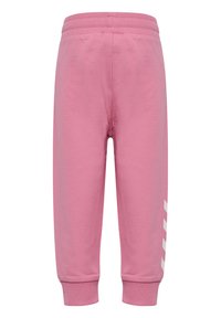 Rosa träningsbyxor med elastisk midja, avslutade anklar och vita diagonala ränder på vänster sida. Mjuk textur och avslappnad design.