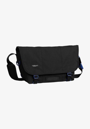 Borsa a tracolla nera con tracolla regolabile, dettagli blu, texture in tessuto, chiusura con patta magnetica e logo sul pannello frontale.