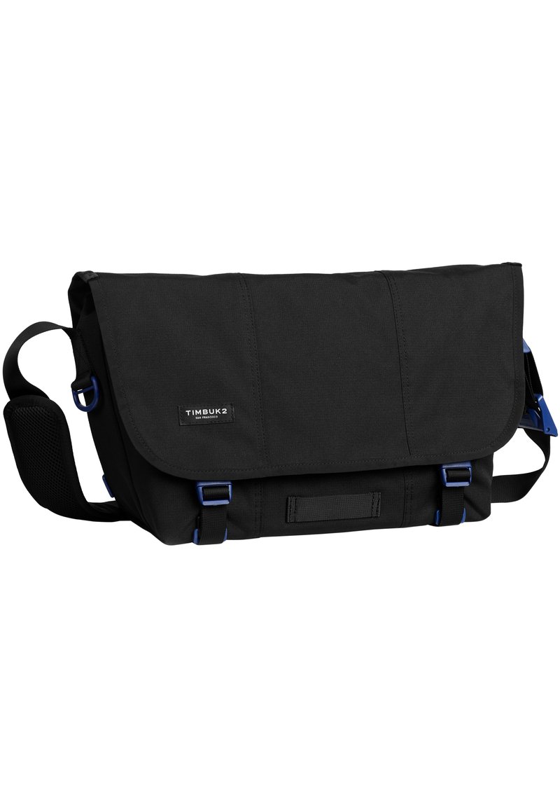 Borsa a tracolla nera con tracolla regolabile, dettagli blu, texture in tessuto, chiusura con patta magnetica e logo sul pannello frontale.