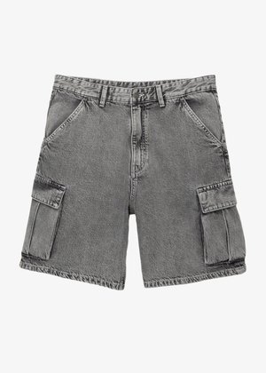 Cargo šorts u isbleđenom sivoj denimu, s kopčanjem na dugme, dva bočna džepa i dva bočna cargo džepa. Teksturisani materijal s ušivenim šavovima.