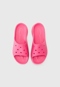 Sandales en caoutchouc roses à bout ouvert, dotées de trous de ventilation et d'une semelle intérieure texturée pour le confort. Logo de la marque visible.