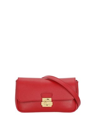 Borsa a tracolla in pelle rossa con chiusura a patta e fermaglio a morsetto dorato su sfondo bianco.