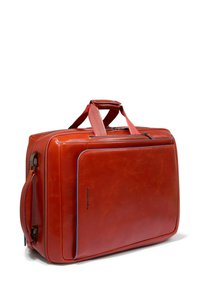 Rode leren duffeltas met twee bovenhandvatten en een afneembare schouderriem. Voorzien van blauwe sierstiksels en een hoofdvak met ritssluiting.