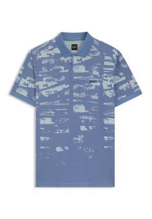 Blauw poloshirt met korte mouwen en abstract lichtblauw patroon, klassieke kraag en klein zwart "BOSS"-logo op de linkerborst.