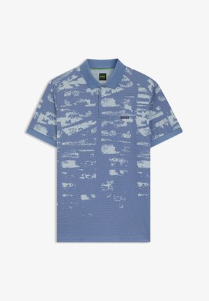 Blauw poloshirt met korte mouwen en abstract lichtblauw patroon, klassieke kraag en klein zwart "BOSS"-logo op de linkerborst.