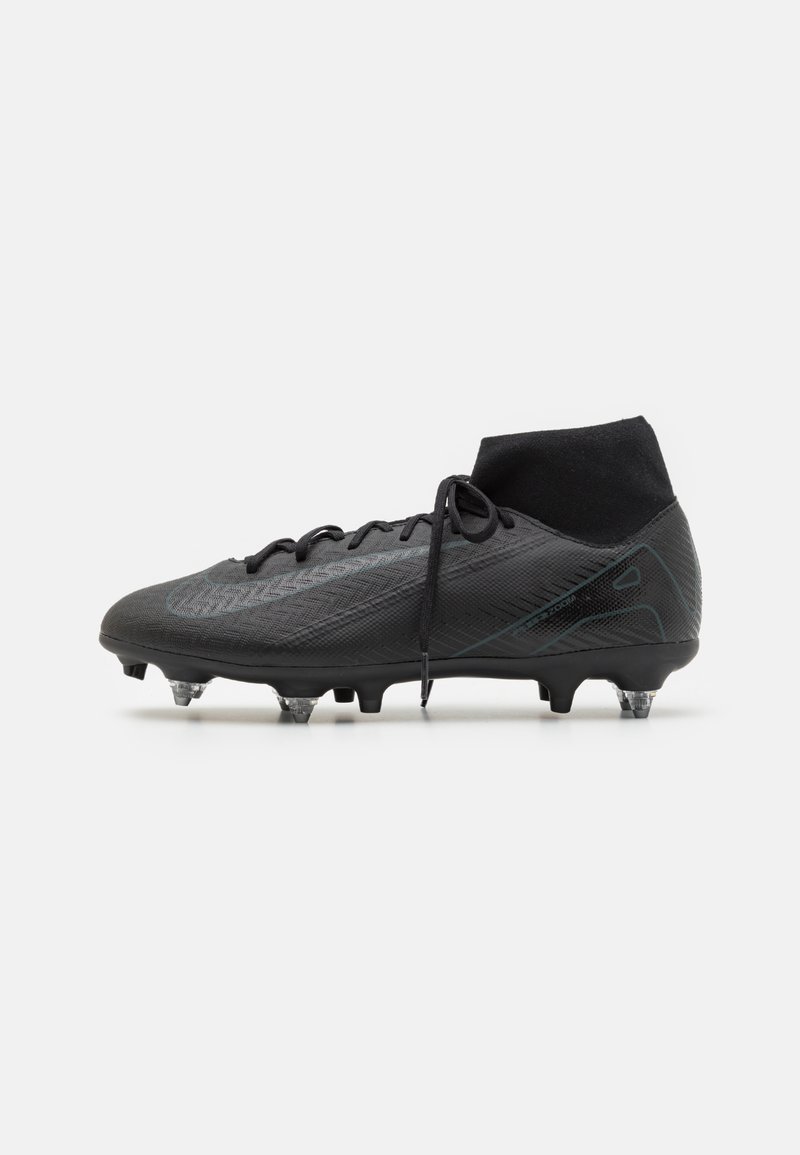 Bottines de football noires avec un dessus texturé lisse, un système de laçage et un col de type chaussette. Dotées de crampons pour une traction optimale et d'un design épuré.