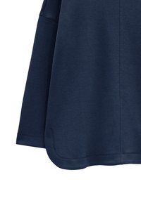 Granatowy długi rękaw sweatshirt z zaokrąglonym bokiem i widocznym szwem, wykonany z miękkiego materiału.