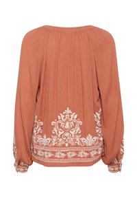 Rostfarbige Bluse mit langen Ärmeln, verziert mit weißer Blumenstickerei am Saum und an den Manschetten, strukturiertem Stoff und einem gefältelten Rückendetail.